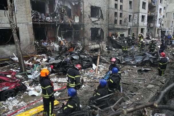 Пошкоджена багатоповерхівка на Солом'янці в Києві / © Associated Press