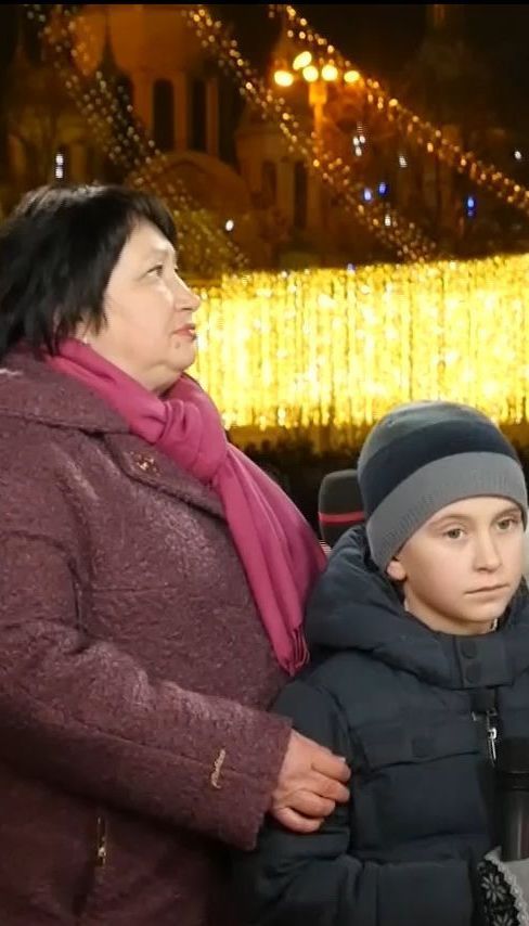 Мама Героя Украины Евгения Лоскота и его сын Тарас поздравили Украину с наступающими праздниками