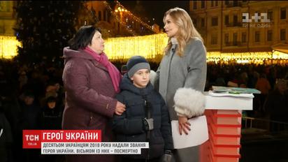 Мама Героя України Євгенія Лоскота та його син Тарас привітали Україну з прийдешніми святами