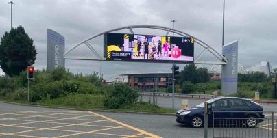 "Манчестер Сити" потроллил "Юнайтед" рекламой с лозунгом "Это наш город" возле стадиона соперника