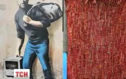 Во Франции беженцы придумали, как зарабатывать на граффити Бэнкси