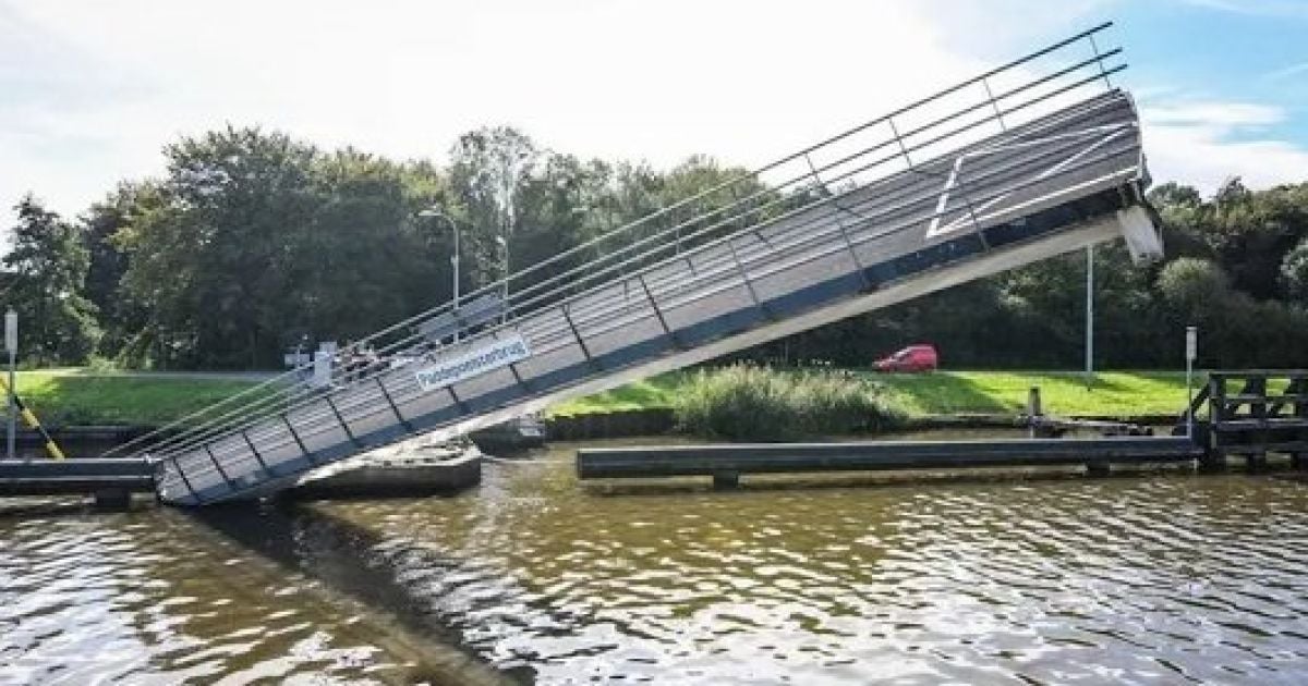 Баржа снесла мост в Нидерландах