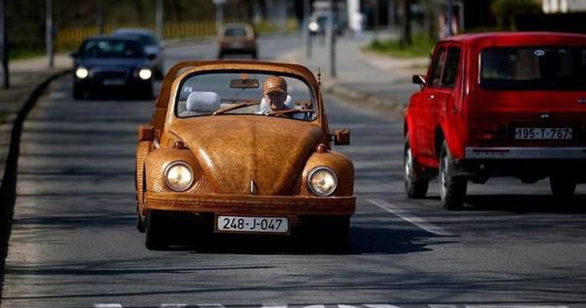 Пенсіонер витратив два роки, щоб зробити дерев`яний VW Beetle
