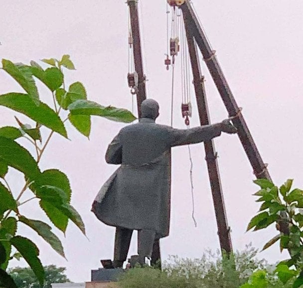 Демонтаж пам’ятника Леніну в Оші / © із соцмереж
