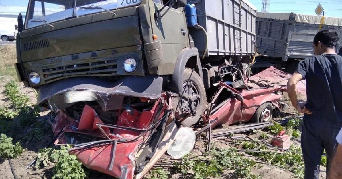 Багатотонна вантажівка повністю переїхала "Жигулі": водій легковика загинув на місці