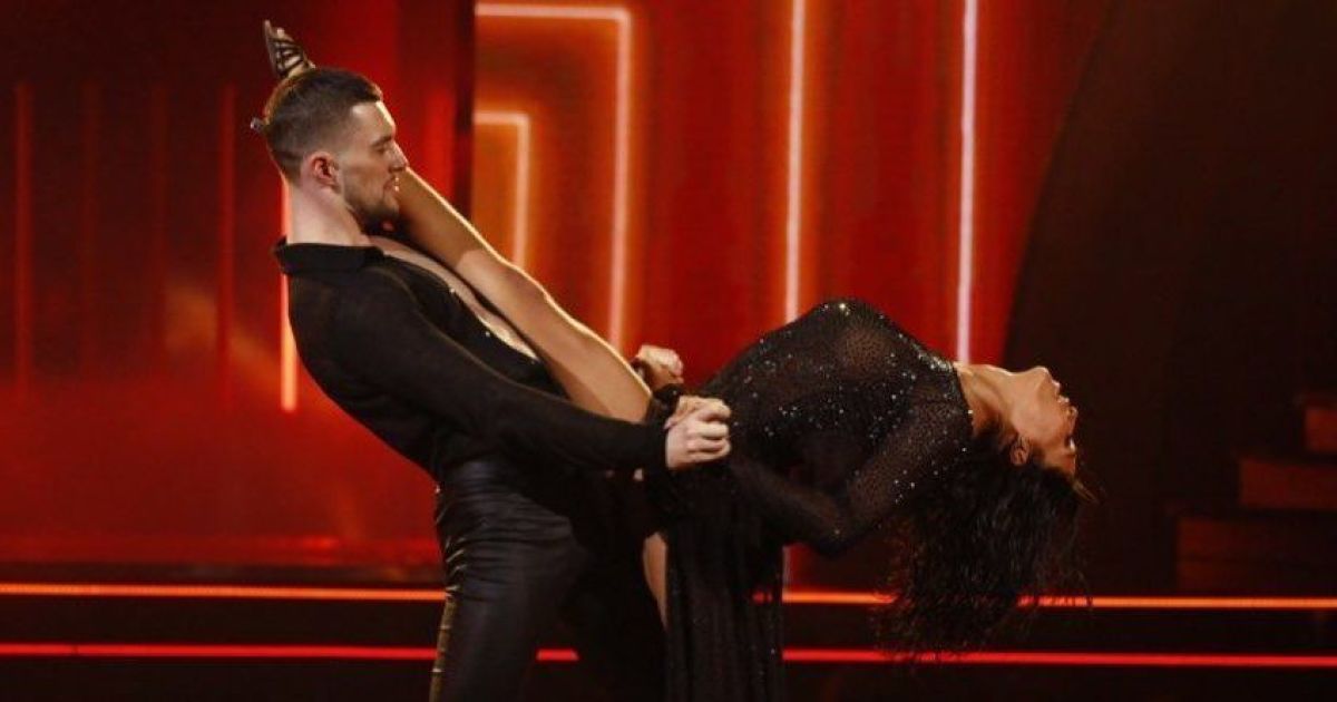 "Танці з зірками": Санта Дімопулос у напівпрозорому вбранні захопила сексуальністю