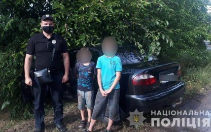 У Київській області двоє дітей викрали автівку та в'їхали на ній у дерево