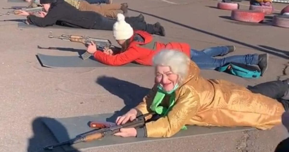 "Это — ген сопротивления": 79-летняя женщина из Мариуполя пошла в терроборону и стала звездой мировых СМИ