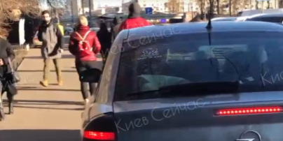 В Киеве женщина на Opel ехала по тротуару среди прохожих: видео