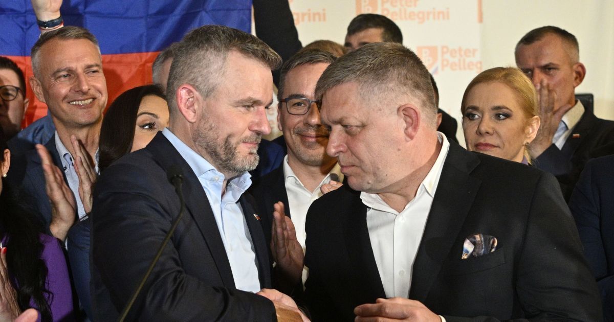 Президент Словакии Петер Пеллегрини (слева) и премьер-министр Роберт Фицо