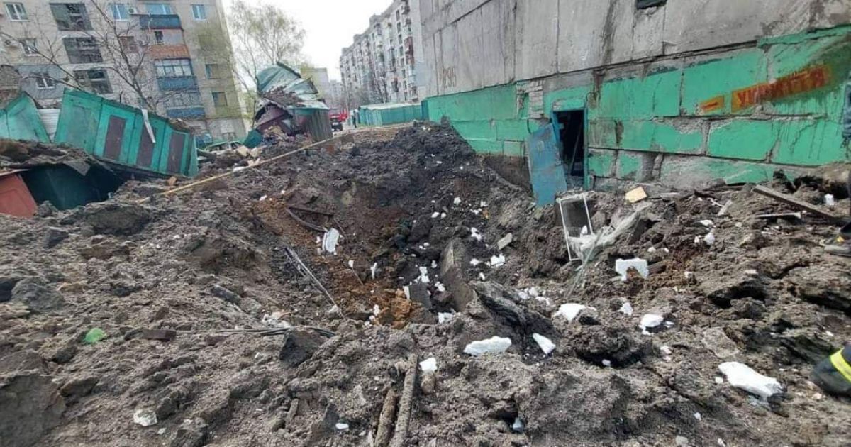Оккупанты ударили из тяжелого вооружения по многоэтажке в Лисичанске: известно о первой жертве (фото)