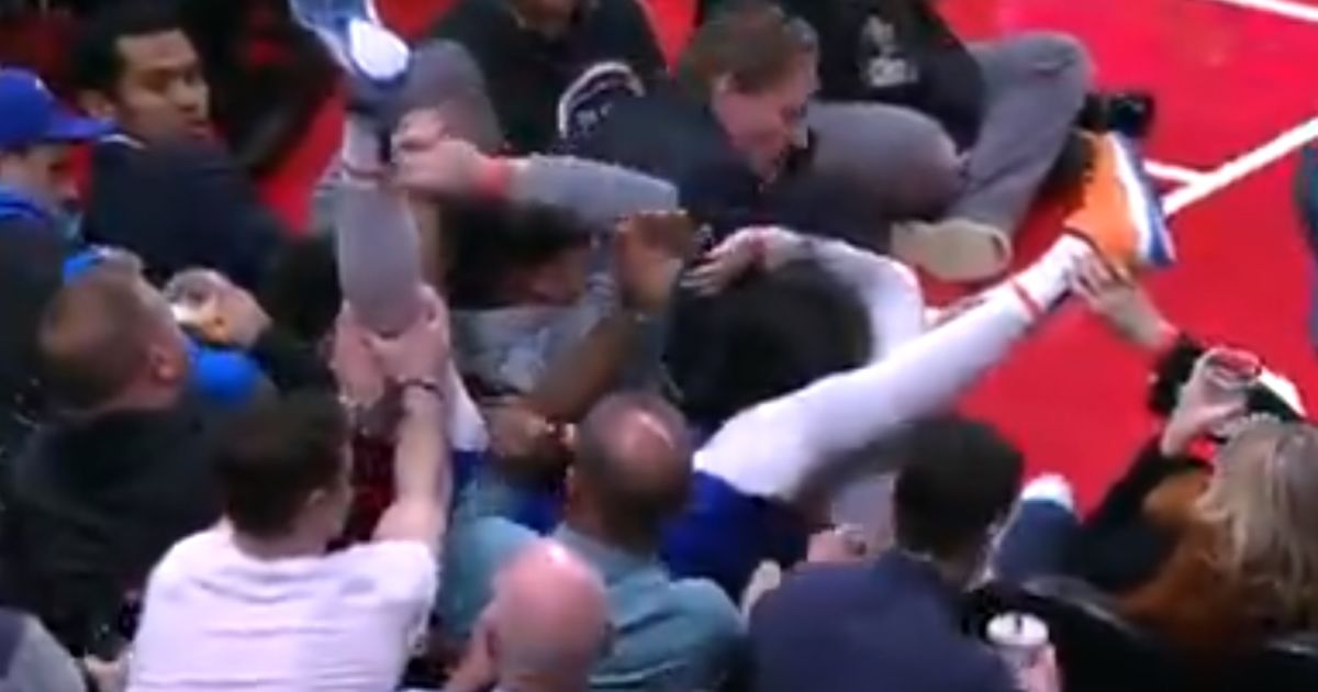 Мережу "підірвало" відео з фанатом, який незворушно пив пиво, коли на нього гепнувся баскетболіст