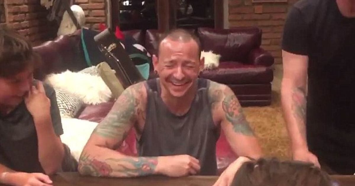 "Так мы видели его депрессию". Жена солиста Linkin Park показала снятое за 36 часов до самоубийства видео