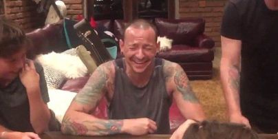 "Так мы видели его депрессию". Жена солиста Linkin Park показала снятое за 36 часов до самоубийства видео