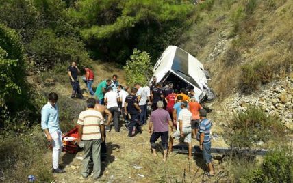 В Турции автобус с туристами сорвался со скалы: СМИ сообщают о погибших и раненых