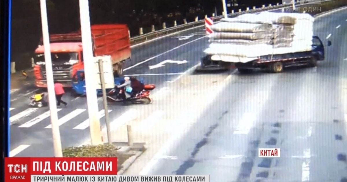В Китае 3-летний малыш выжил под колесами грузовика в жуткой ДТП