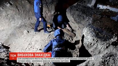Возле Шулявского моста во время ремонта нашли арсенал снарядов Второй мировой войны