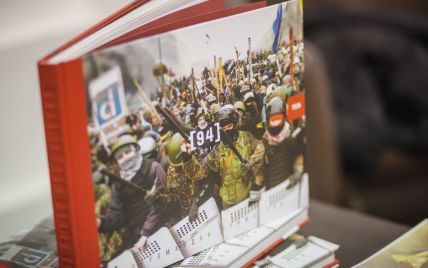 В магазинах появился новый тираж книги "94 дня. Евромайдан глазами ТСН"