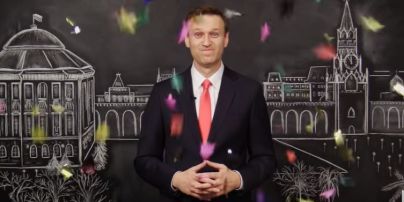 Навальный поздравил россиян на фоне Кремля и призвал их "начать новую жизнь"