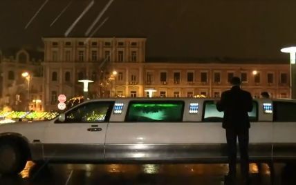 У Києві на честь Нового року їздить безкоштовне таксі-лімузин