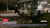 Новини України: у Кропивницькому тролейбус із пасажирами зніс стовп і зачепив пішохода