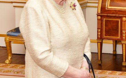 Как всегда, обворожительна: 91-летняя королева Елизавета II в новом красивом платье 