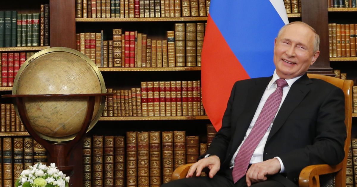 Вплив прихильників жорсткого курсу у відносинах із Заходом на Путіна посилився — Bloomberg