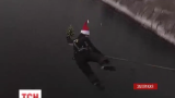 В Запорожье несколько десятков экстремальных Дедов Морозов прыгнули с моста