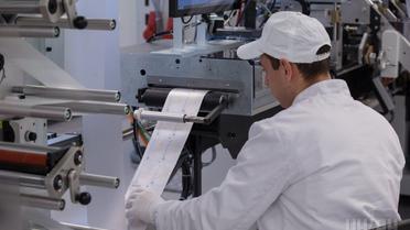 В Україні запустили виробництво пластикових паспортів / © УНІАН