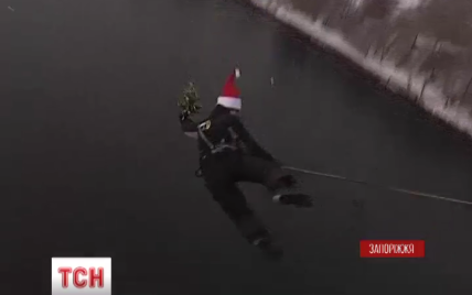 Десятки Дідів Морозів вистрибнули з 42-метрового мосту в Запоріжжі