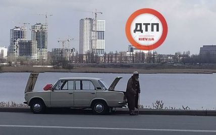 Под Киевом работает дед-фрилансер на "Жигулях", которые постоянно ломаются: просит деньги на ремонт