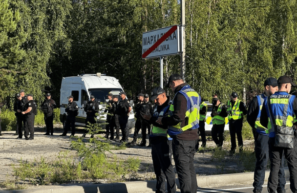 Відкриття Нацмеморіалу у Мархалівці: люди вийшли на протести, є затримані