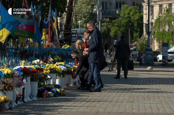Лидеры "коалиции решительных" с президентом почтили память погибших воинов (фото, видео)