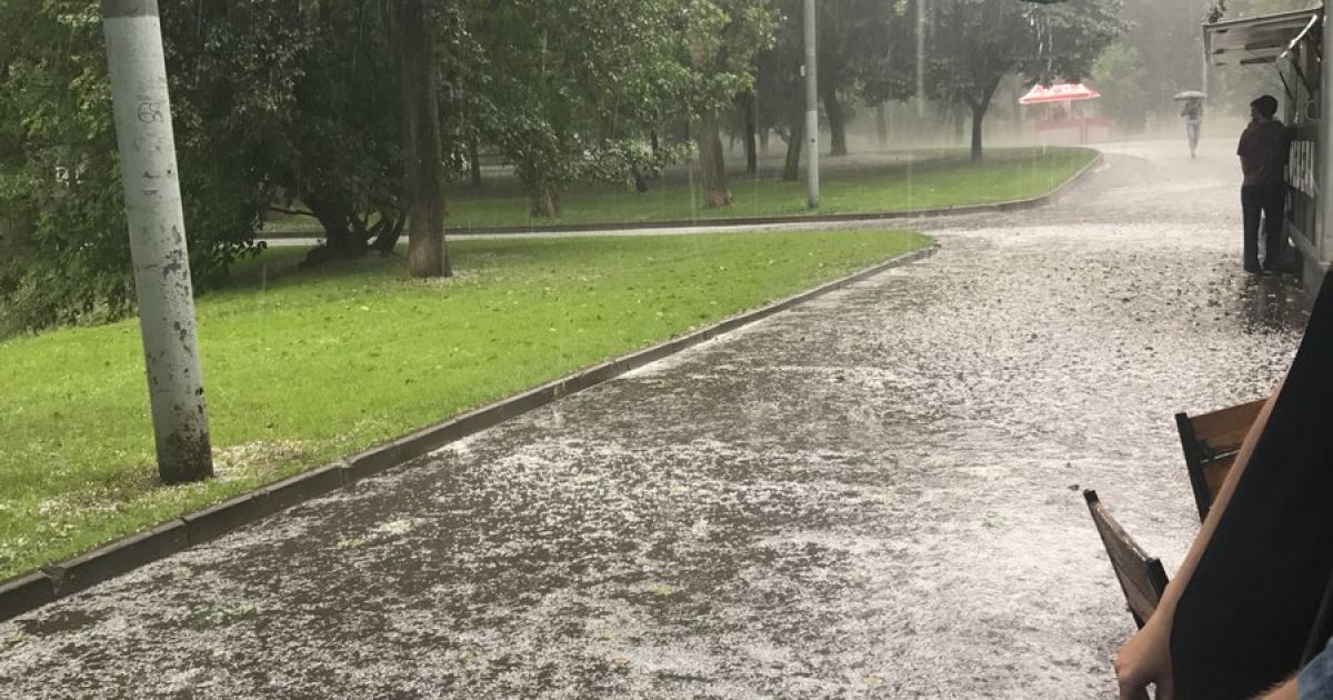 Москву накрили потужна злива і великий град