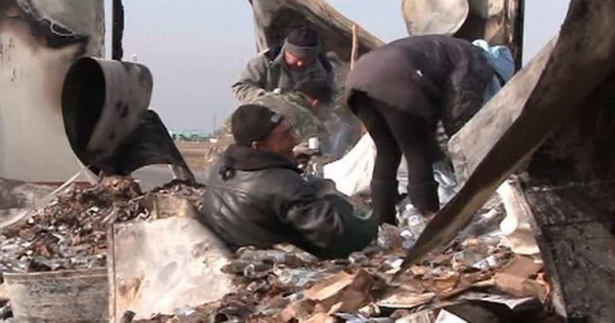 Некоторые пили водку прямо не отходя от фуры.