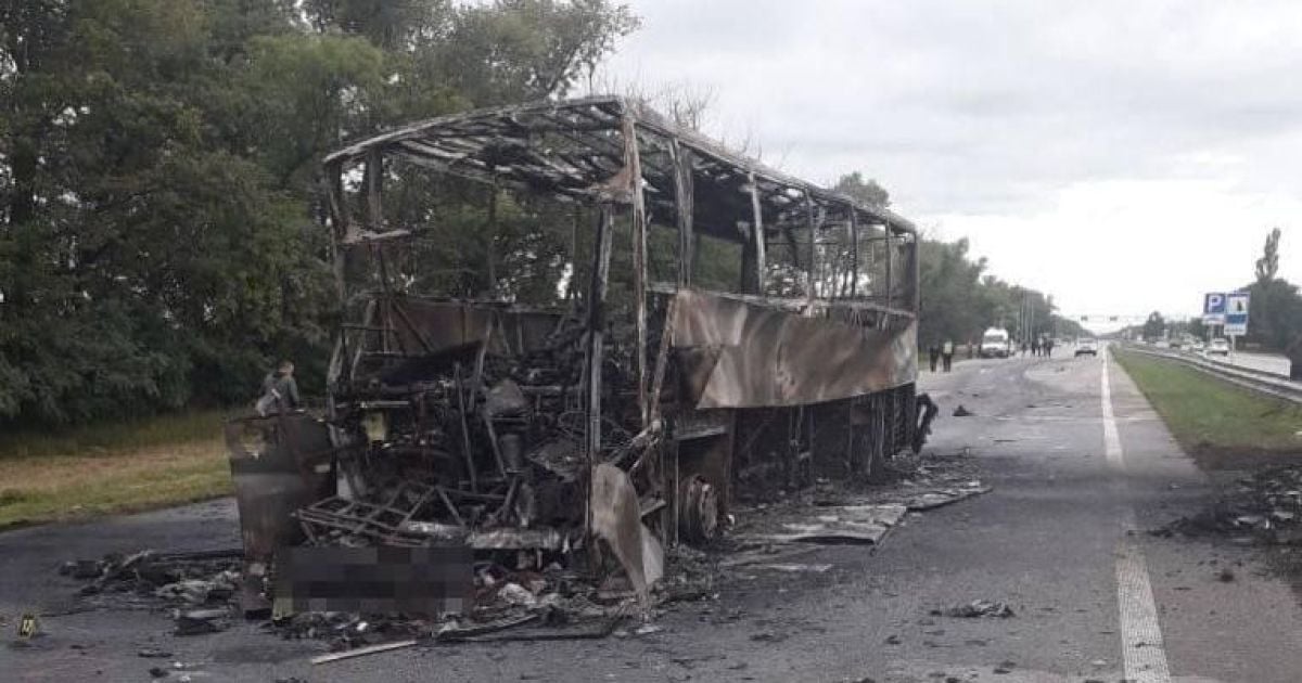Під Житомиром міжнародний автобус врізався в автовоз і загорівся: є загиблі і десятки постраждалих (фото)