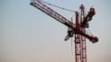 Під час буревію у Києві обвалився будівельний кран — уламки летіли поміж будинків (відео)