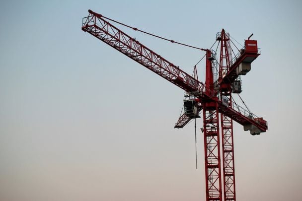 Во время урагана в Киеве обрушился строительный кран — обломки летели между домами (видео)
