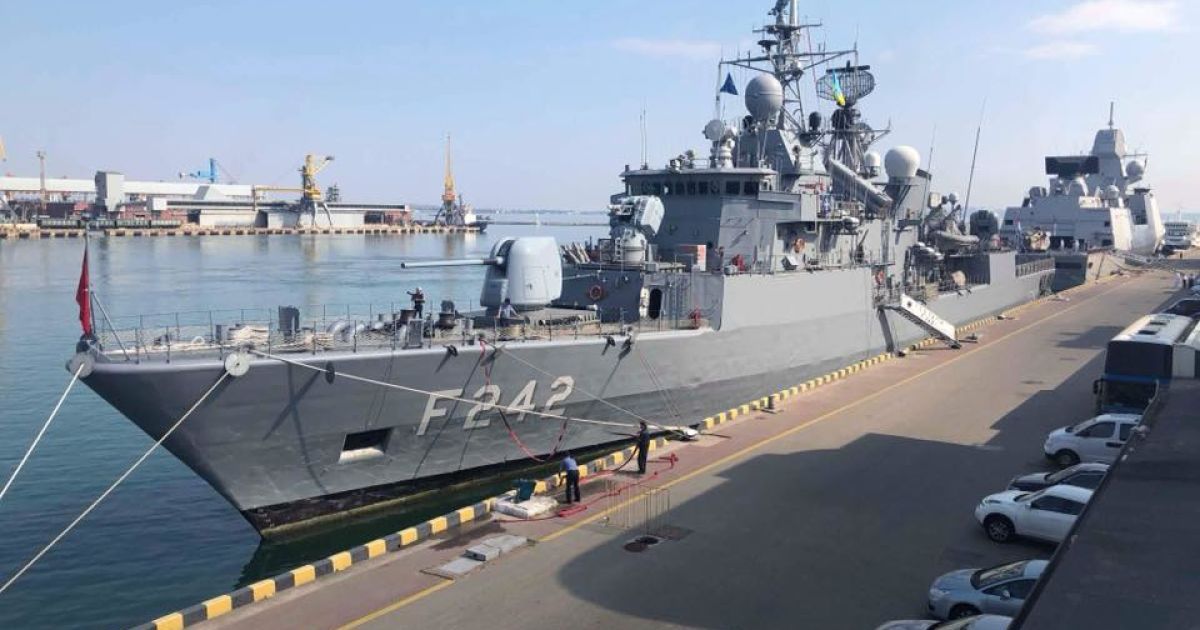 Хто гарантує безпеку екіпажам?: кораблі бояться заходити в українські порти за зерном