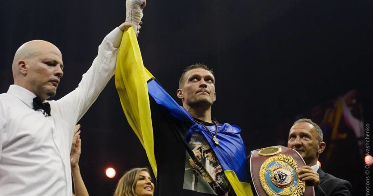 Усик признан лучшим боксером года по версии WBA