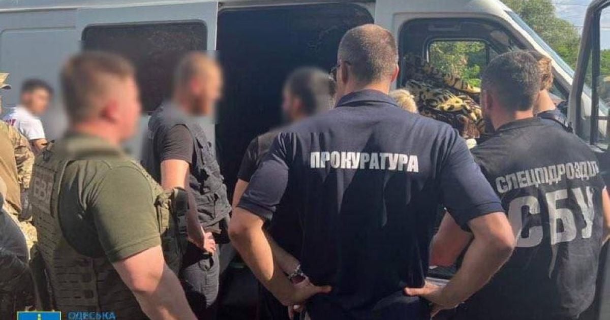 Перевозил уклонистов за границу в скрытом отсеке буса: задержан житель Одессы