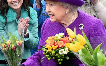 Неподражаема: 91-летняя королева Елизавета II появилась на публике в очередном эффектном наряде