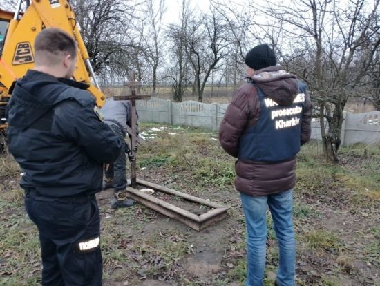 Померли ще у березні: на Харківщині ексгумували тіла 5 людей, серед них – діти