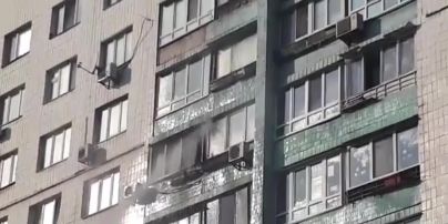 Рятувальники винесли з палаючої квартири двох собак