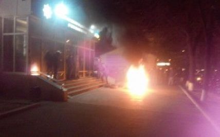 У Черкасах із запаленими шинами та штовханиною протестують проти нового начальника поліції