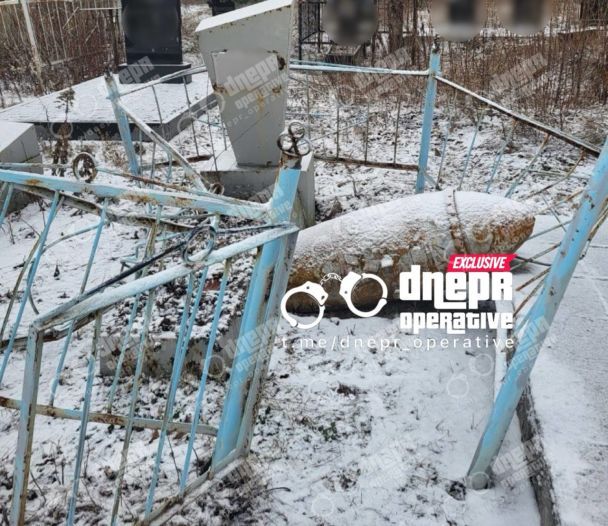 Фрагмент російської ракети на цвинтарі у Дніпрі / Фото: телеграм-канал "Дніпро Оперативний | війна"