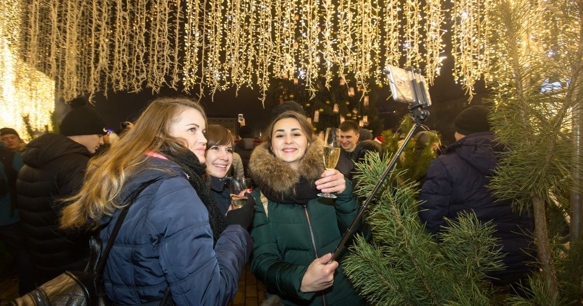 Селфи с шампанским и веселое настроение. Встреча Нового года в Киеве в фотографиях