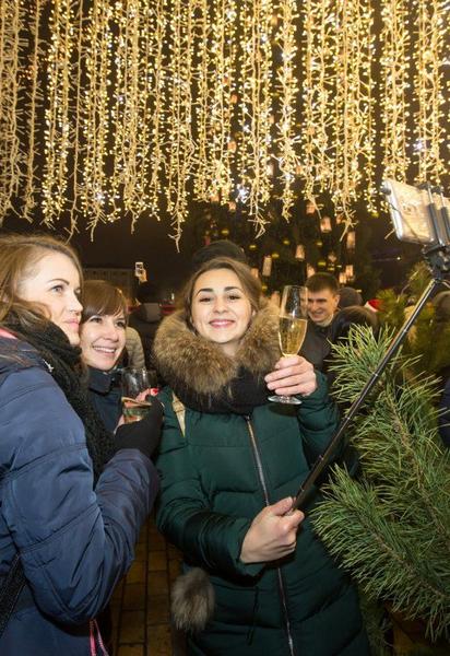 Селфи с шампанским и веселое настроение. Встреча Нового года в Киеве в фотографиях