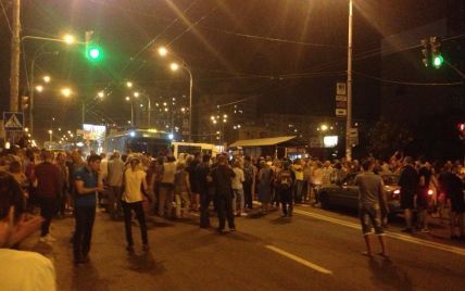 Активисты блокировали движение транспорта возле станции метро "Героев Днепра"