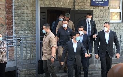 Зеленский вручил квартиры 12 пострадавшим от взрыва на Позняках семьям
